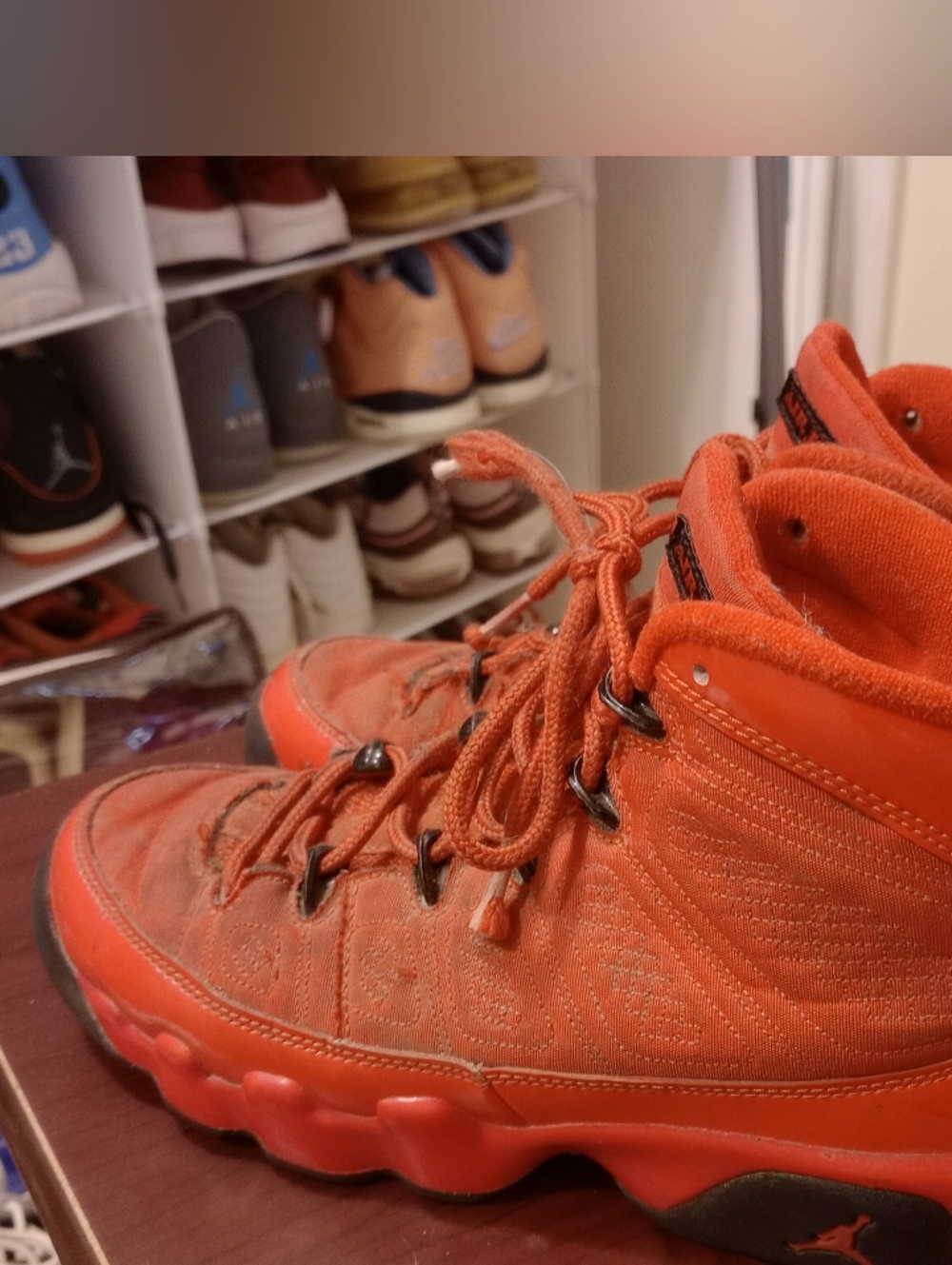 BEATERS: Jordan 9 'Chile Red' sz. 6Y